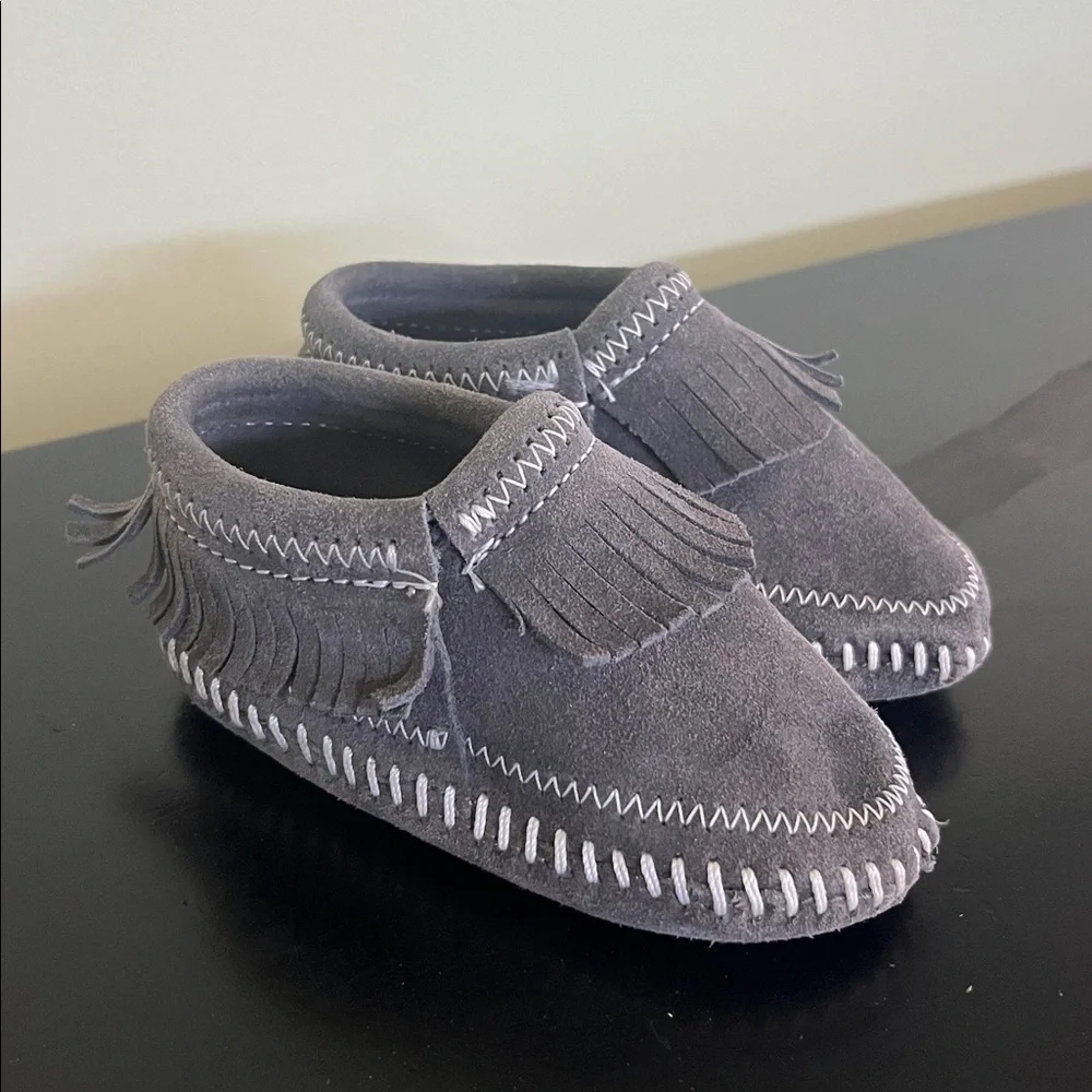 Minnetonka Grey Suede Riley Fringe Moccasin Bootie. Unisex Size 4